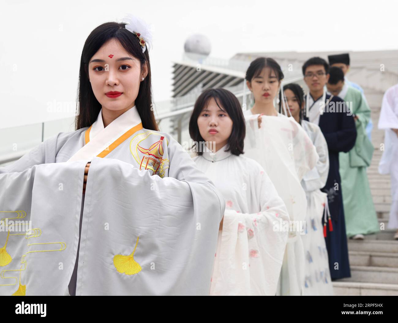 (190913) -- QINGDAO, 13. September 2019 -- Menschen in Han-Kostümen posieren für ein Foto in einem Museum von Qingdao, Ostchinesische Provinz Shandong, 13. September 2019. Menschen, die in traditionellen Han-Kostümen gekleidet sind, um das Mid-Autumn Festival zu feiern. ) CHINA-SHANDONG-QINGDAO-MID-HERBSTFEST-TRACHT (CN) LIXZIHENG PUBLICATIONXNOTXINXCHN Stockfoto