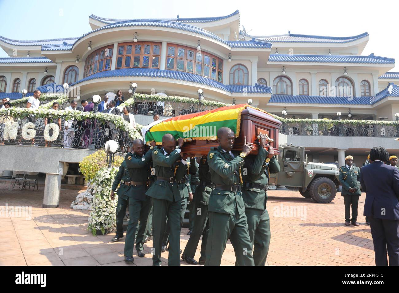 (190913) -- HARARE, 13. September 2019 (Xinhua) -- die Schatulle des verstorbenen ehemaligen simbabwischen Präsidenten Robert Mugabe wird am 13. September 2019 aus seiner Residenz in Harare, Simbabwe, entfernt. Tausende von Simbabwern drängten sich am Freitag in Harare in das Rufaro-Stadion, um die Leichenschau des verstorbenen ehemaligen Präsidenten Simbabwes Robert Mugabe fortzusetzen, der letzte Woche im Alter von 95 Jahren in Singapur starb. (Foto: Chen Yaqin/Xinhua) SIMBABWE-HARARE-LATE MUGABE-FUNERAL PUBLICATIONxNOTxINxCHN Stockfoto