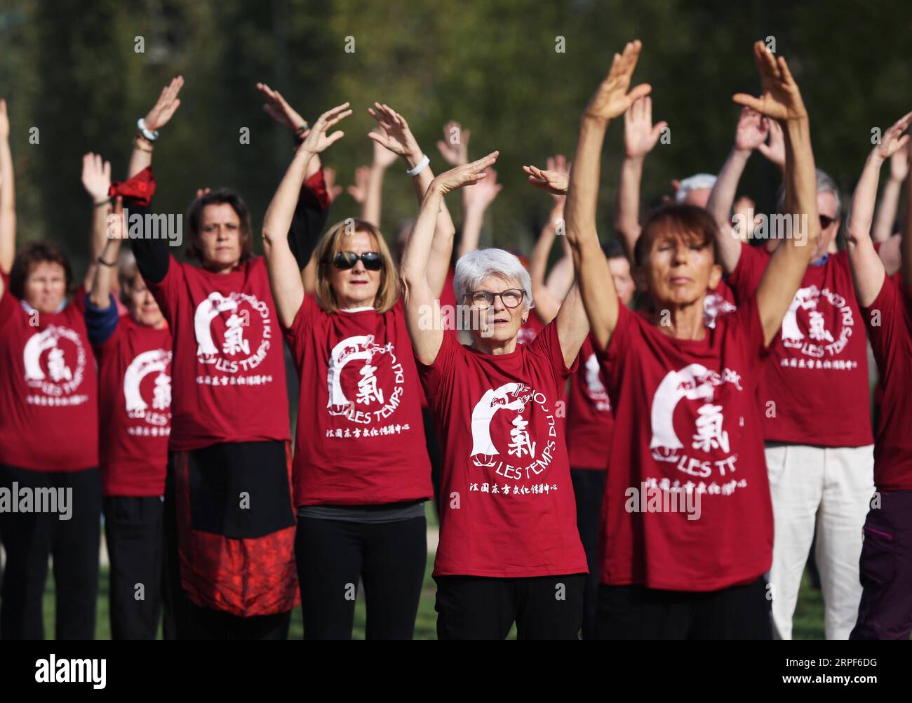 (190914) -- PARIS, 14. September 2019 -- Menschen üben Qigong, eine traditionelle chinesische Praxis zur Kultivierung und Ausbalancierung der inneren Körperenergie, auf den Champs de Mars in Paris, Frankreich, 14. September 2019. ) FRANCE-PARIS-QIGONG-PRACTICE GaoxJing PUBLICATIONxNOTxINxCHN Stockfoto