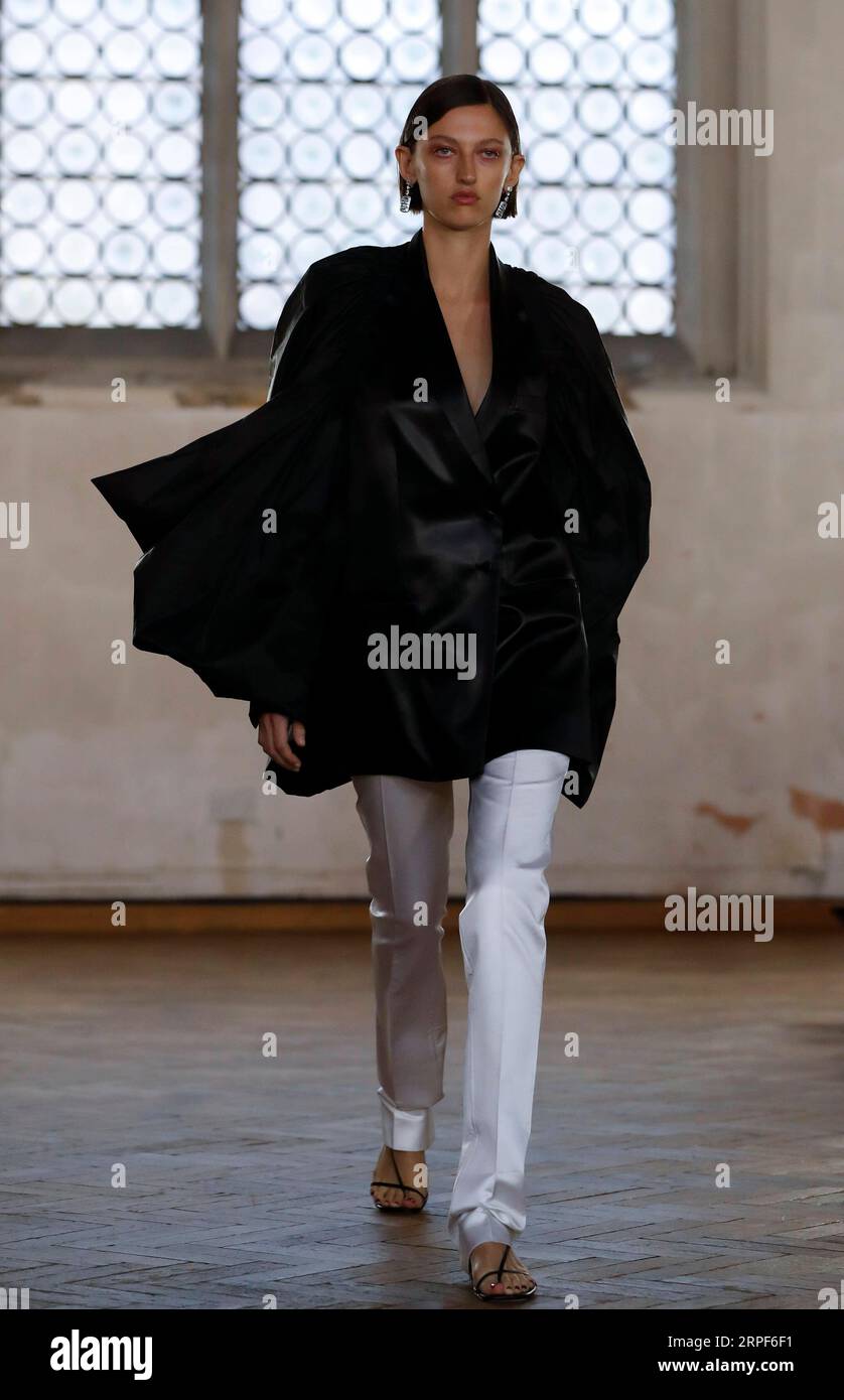 (190914) -- LONDON, 14. September 2019 -- Ein Model geht auf der Sharon Wauchob Show während der London Fashion Week in London, Großbritannien, am 14. September 2019. ) UK-LONDON-FASHION WEEK-SHARON WAUCHOB HANXYAN PUBLICATIONXNOTXINXCHN Stockfoto