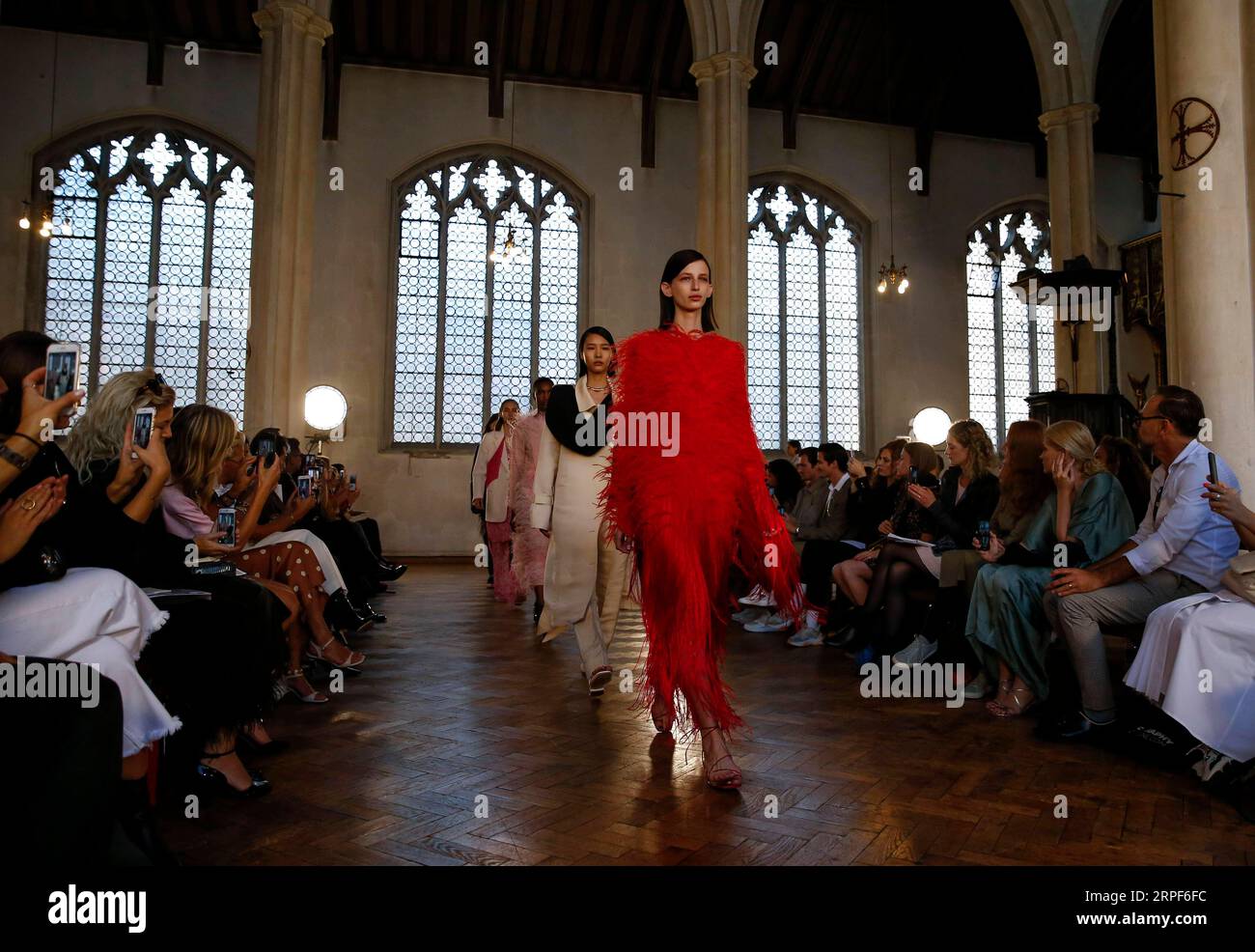 (190914) -- LONDON, 14. September 2019 -- Models laufen auf der Sharon Wauchob Show während der London Fashion Week in London, Großbritannien, am 14. September 2019. ) UK-LONDON-FASHION WEEK-SHARON WAUCHOB HANXYAN PUBLICATIONXNOTXINXCHN Stockfoto