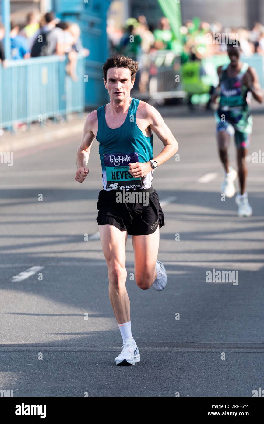 Andrew Heyes nimmt an der Big Half Teil, einem Halbmarathon, der von den London Marathon Events organisiert wird, beginnend in Tower Hamlets, Crossing Tower Bridge Stockfoto