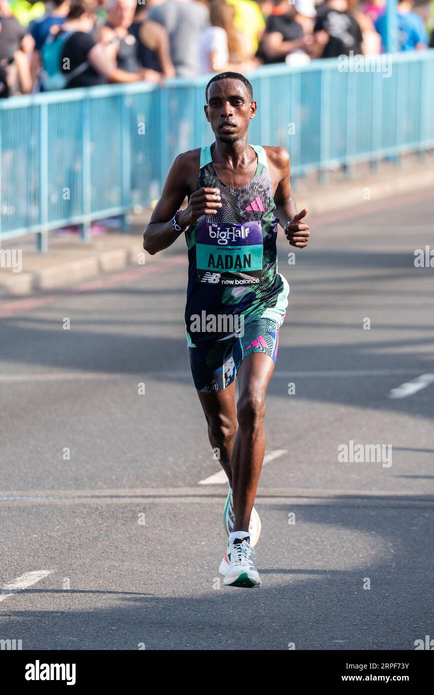 Mohamud Aadan, der in der Big Half teilnimmt, einem Halbmarathon, der von den London Marathon Events organisiert wird und in Tower Hamlets beginnt und die Tower Bridge überquert Stockfoto