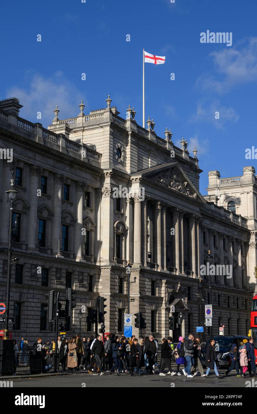 Fußgänger, die die Parlamentsstraße an der Kreuzung mit dem Parlamentsplatz überqueren. Der Eingang von HM Revenue and Customs wird im Hintergrund angezeigt. Pa Stockfoto