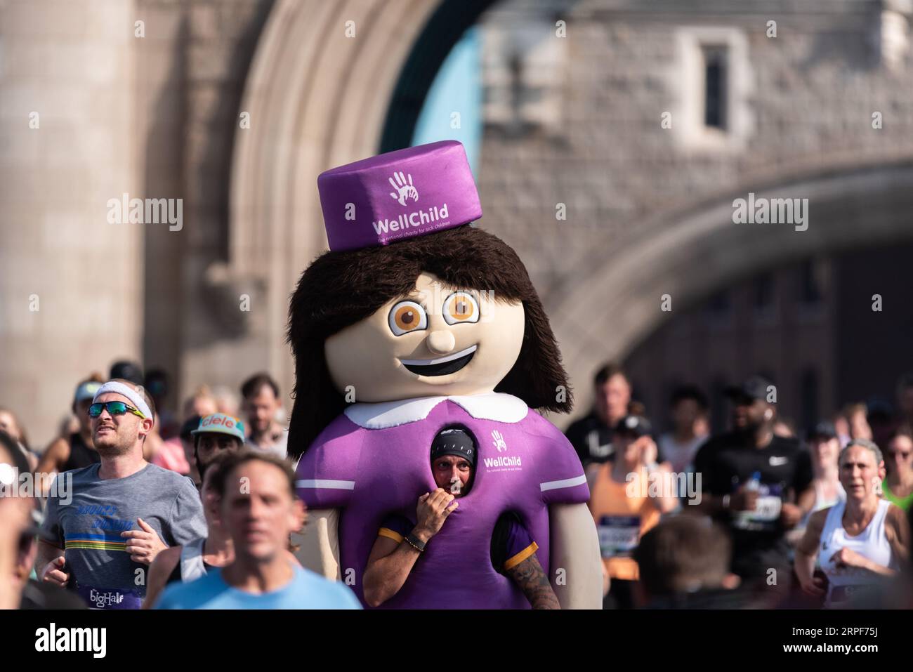 James Prosser, der beim Big Half, einem Halbmarathon, der von London Marathon Events organisiert wird, in WellChild Nurse Kostüm über die Tower Bridge tritt. Stockfoto