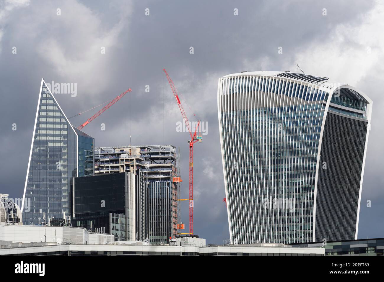 Blick über die Themse auf die Turmblöcke und die laufenden Bauarbeiten in der City of London, Finanzviertel, von der Bankside aus gesehen. Die Kurve Stockfoto