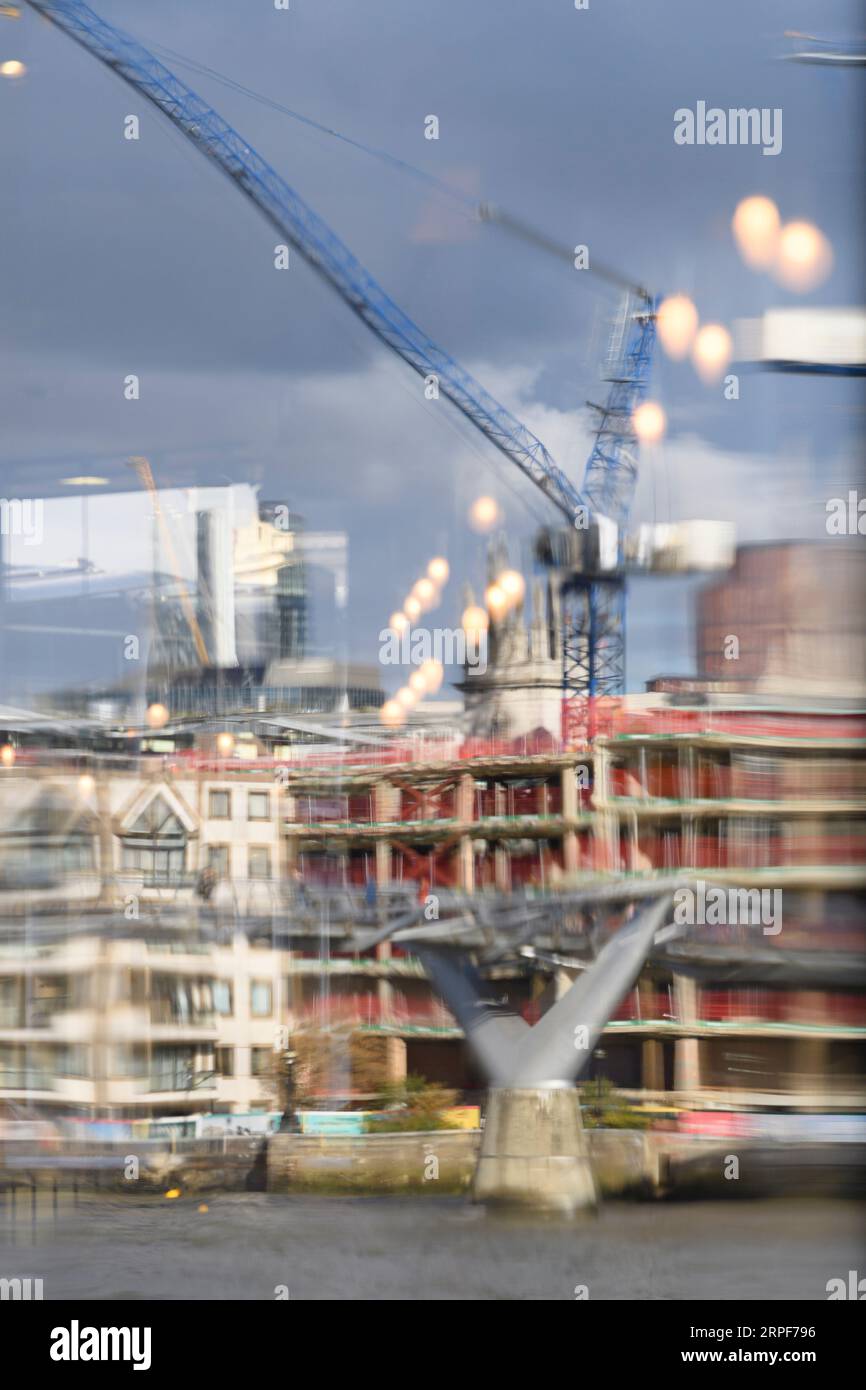 Die Millennium Bridge und ein Turmkran auf einer Baustelle spiegeln sich im Fenster des Founder's Arms Pub wider. Hopton Street, London, Großbritannien. 26. September Stockfoto