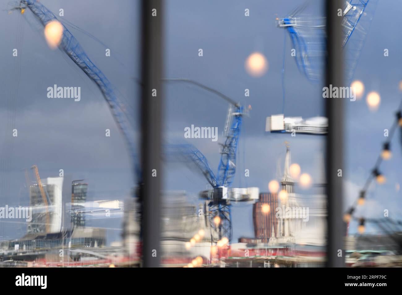 Die Millennium Bridge und ein Turmkran auf einer Baustelle spiegeln sich im Fenster des Founder's Arms Pub wider. Hopton Street, London, Großbritannien. 26. September Stockfoto