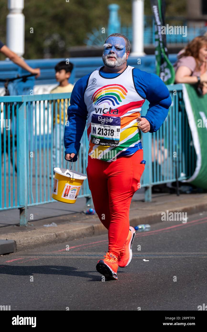 Martin Gillespie nimmt an der Big Half Teil, einem Halbmarathon, der von London Marathon Events organisiert wird und die Tower Bridge überquert. Für die Victa-Wohltätigkeitsorganisation laufen Stockfoto