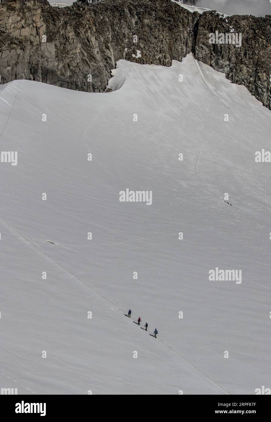 Menschen wandern auf dem Gletscher Stockfoto