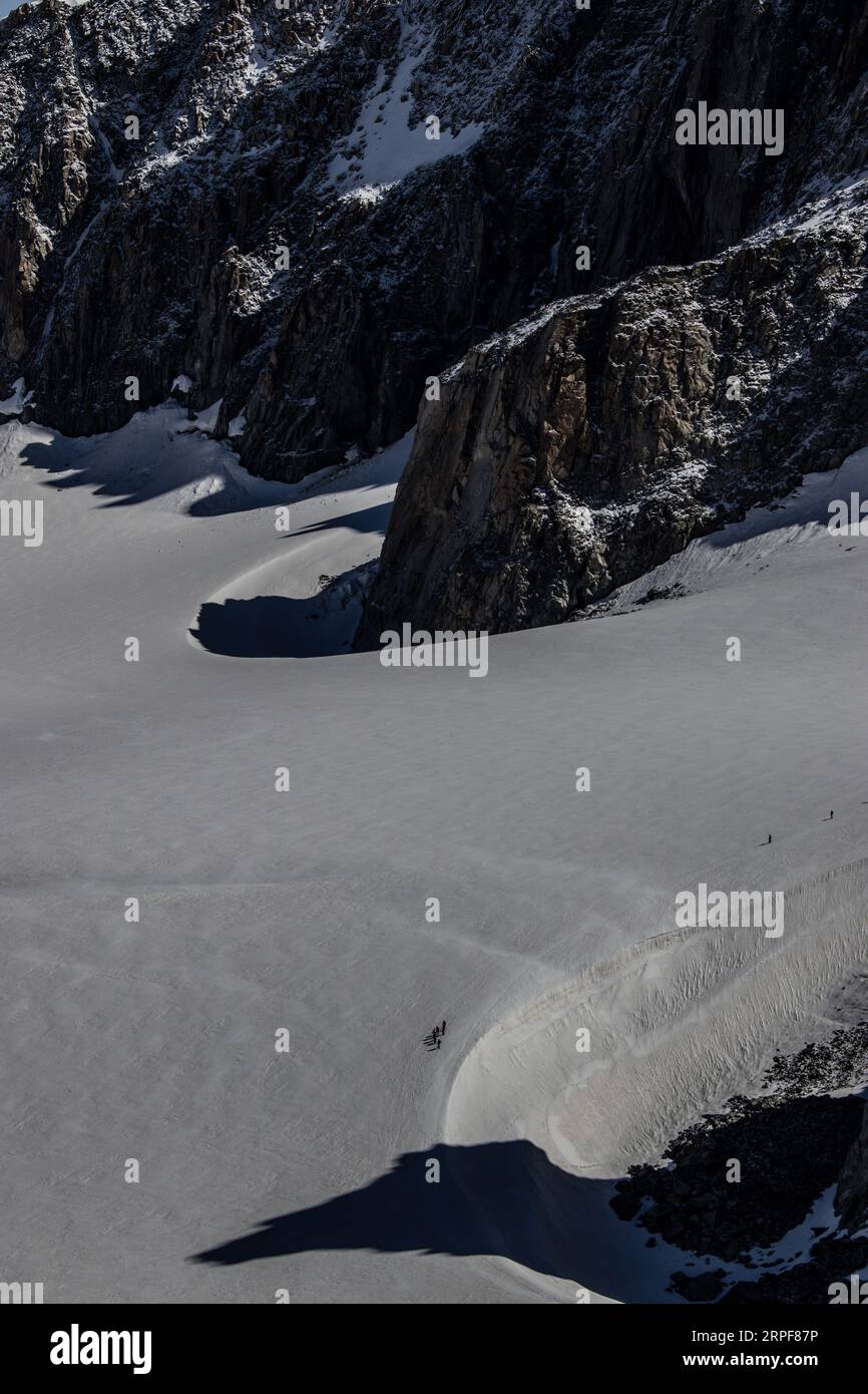 Menschen wandern auf dem Gletscher Stockfoto