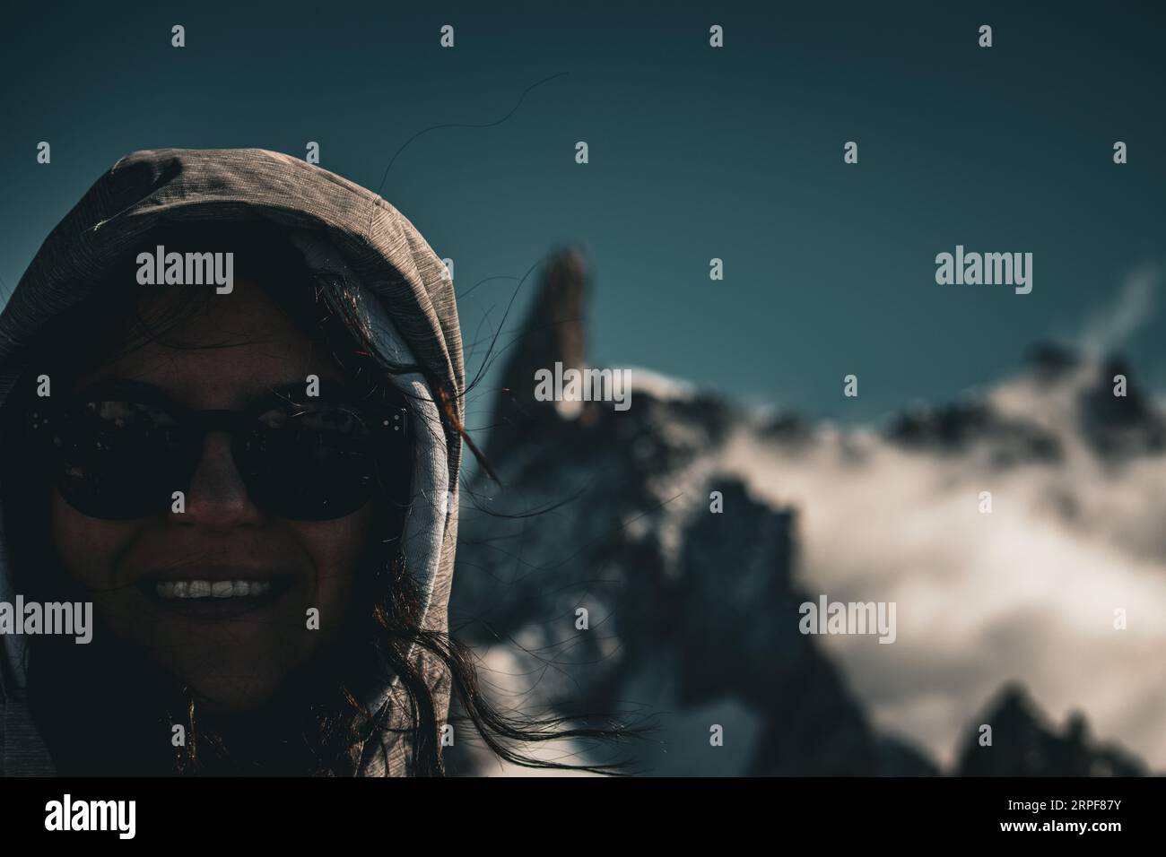 Mädchenporträt mit Dente del Gigante im Hintergrund Stockfoto