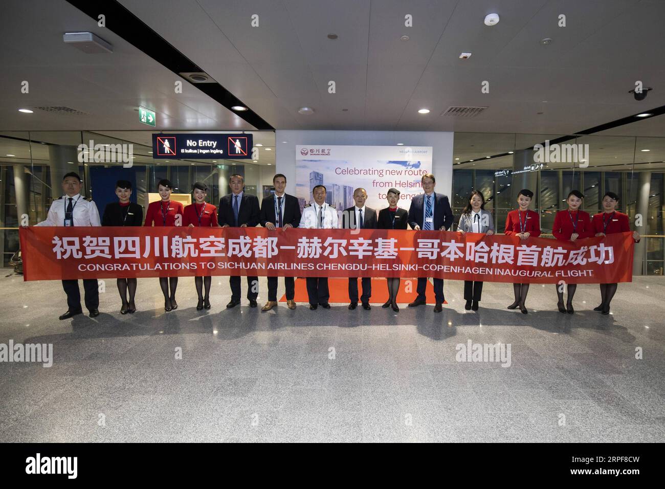 (190917) -- HELSINKI, 17. September 2019 (Xinhua) -- Vertreter von Sichuan Airlines und Finavia oder des finnischen Flughafenbetreibers posieren am 16. September 2019 am Helsinki-Vantaa Airport in Helsinki, Finnland, für Fotos. Ein Airbus 330 mit 278 Passagieren landete am Montag am Helsinki-Vantaa Airport und eröffnete eine neue Flugstrecke von Chengdu nach Helsinki, die von Sichuan Airlines betrieben wird. Es war die dritte chinesische Fluggesellschaft, die in diesem Jahr ihren neuen Flug nach Helsinki eröffnet. (Foto: Matti Matikainen/Xinhua) FINNLAND-HELSINKI-SICHUAN AIRLINES-NEW FLIGHT ROUTE PUBLICATIONxNOTxINxCHN Stockfoto