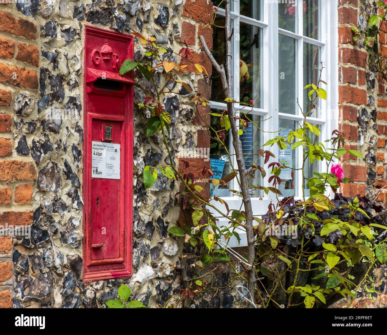 Altes Briefkästchen im englischen Dorf Stockfoto