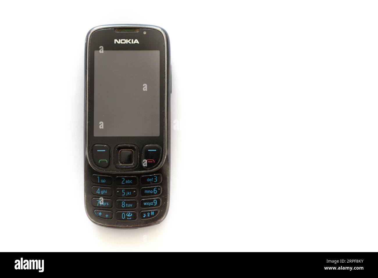 Altes, gut gebrauchtes dummes Mobiltelefon Nokia 6303 ci mit Kopierplatz. Low-Tech-Konzept für Mobilgeräte. Veraltete langlebige Technologie im Vintage-Stil. Stockfoto