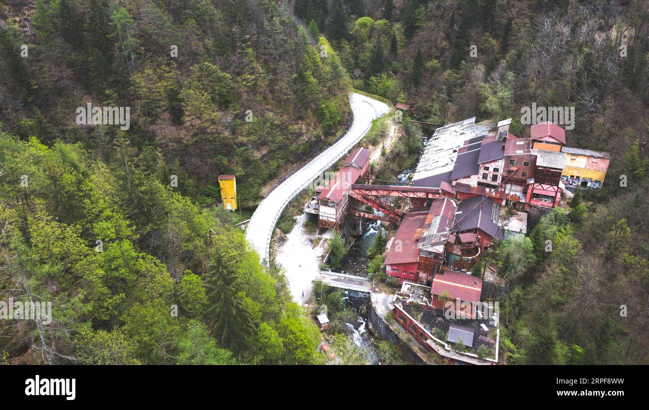 Drohnenfotografie, verlassene Orte, Mine in Collio (BS) - Italia Stockfoto