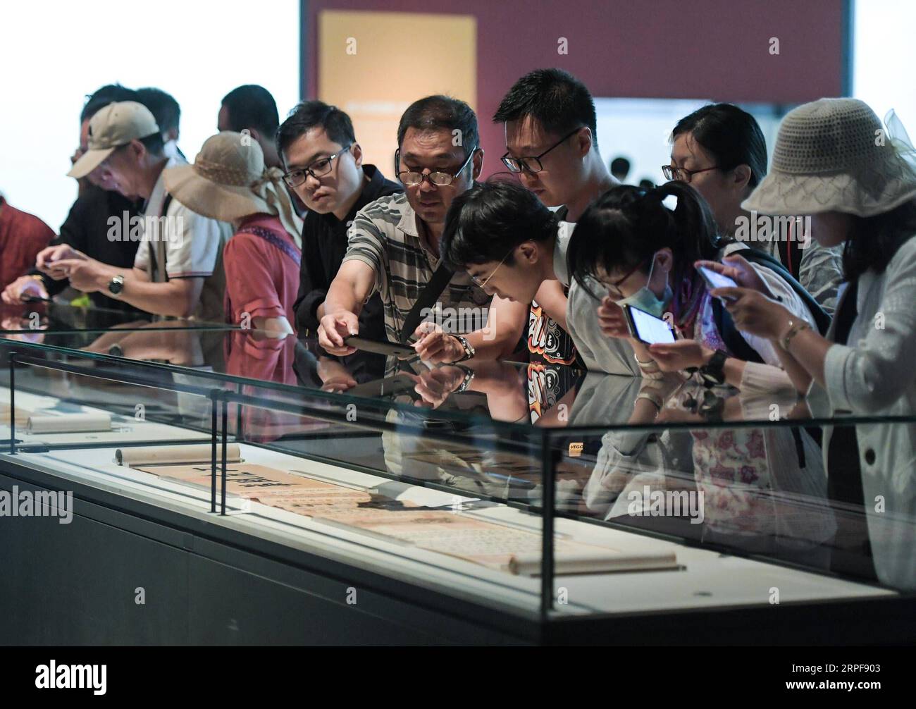 (190917) -- PEKING, 17. September 2019 -- Besucher sehen den Brief an Boyuan, ein Stück Kalligraphie des Kalligrafen Wang Xun aus dem 4. Jahrhundert, bei einer Ausstellung, die Chinas Errungenschaften in der kulturellen Reliquiengewinnung zeigt, im National Museum of China in Peking, Hauptstadt von China, 17. September 2019. Mehr als 600 wertvolle kulturelle Relikte sind in der Ausstellung ausgestellt und symbolisieren die beschwerliche, aber fruchtbare Reise des Landes zur Sammlung kultureller Reliquien in den letzten sieben Jahrzehnten. Die Ausstellung ist in vier Abschnitte unterteilt und zeigt 25 Geschichten darüber, wie die Reliquien und Artefakte nach Hause gebracht wurden. ) CHINA-BEIJIN Stockfoto