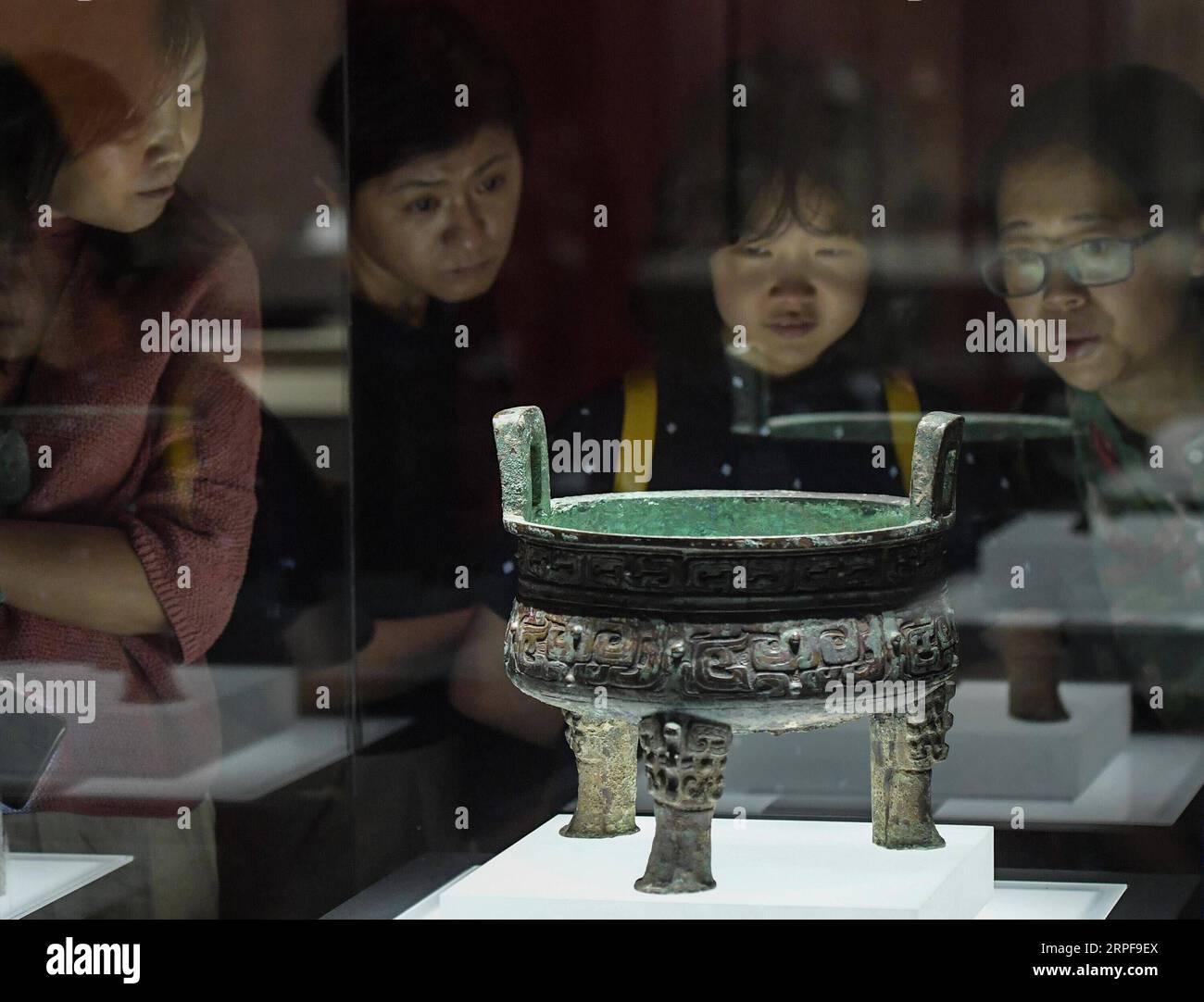 (190918) -- PEKING, 18. Sept. 2019 -- Besucher sehen eine Ausstellung in einer Ausstellung, die Chinas Errungenschaften in der kulturellen Sammlung von Reliquien zeigt, im National Museum of China in Peking, Hauptstadt von China, 17. Sept. 2019. Mehr als 600 wertvolle kulturelle Relikte sind in der Ausstellung ausgestellt und symbolisieren die beschwerliche, aber fruchtbare Reise des Landes zur Sammlung kultureller Reliquien in den letzten sieben Jahrzehnten. Die Ausstellung ist in vier Abschnitte unterteilt und zeigt 25 Geschichten darüber, wie die Reliquien und Artefakte nach Hause gebracht wurden. ) XINHUA FOTOS DES TAGES LixHe PUBLICATIONxNOTxINxCHN Stockfoto
