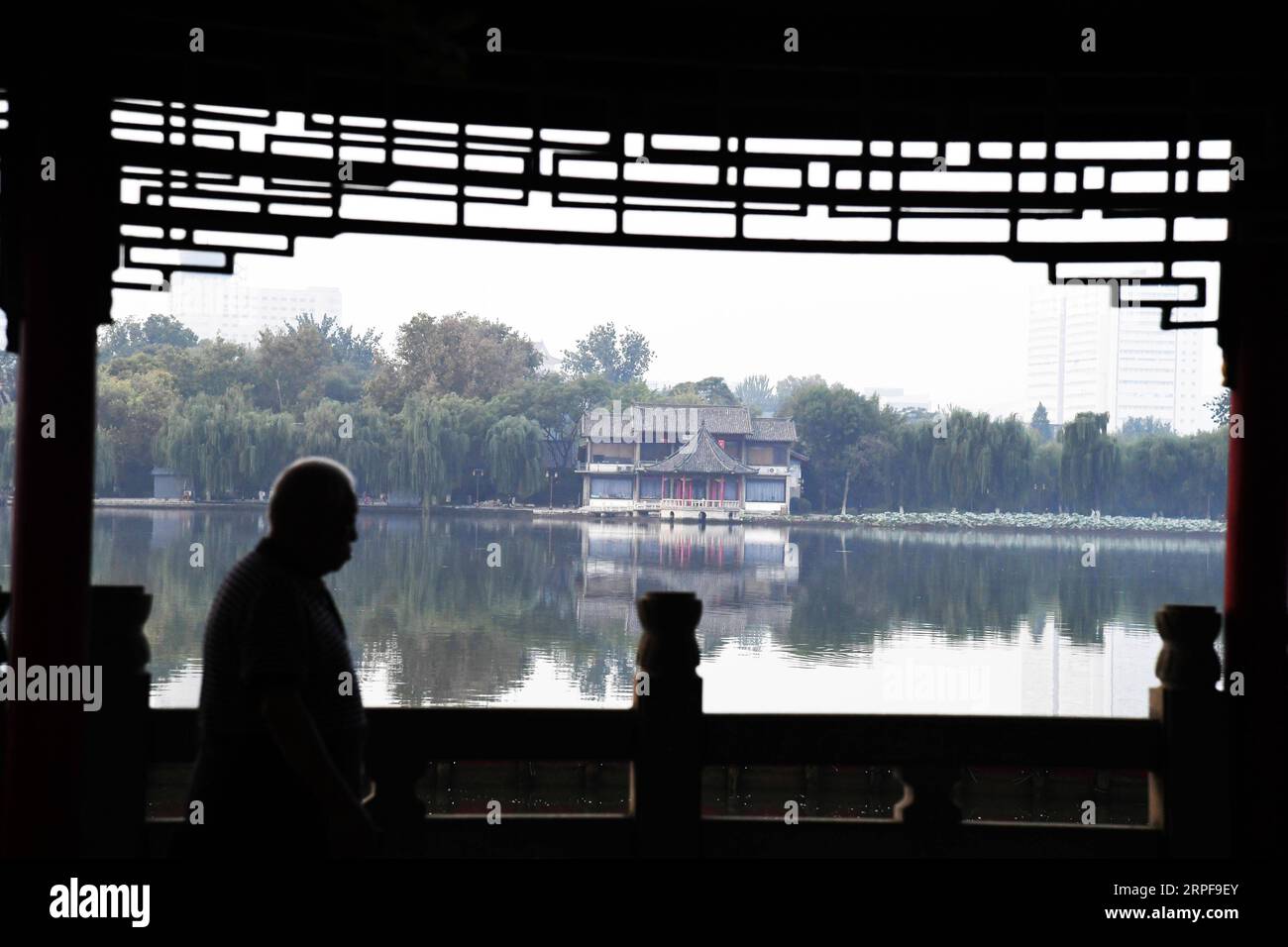 (190918) -- JINAN, 18. September 2019 -- Foto vom 18. September 2019 zeigt einen Mann, der in der Nähe des Daming Lake in Morgennebel in Jinan, der Hauptstadt der ostchinesischen Provinz Shandong, trainiert. ) CHINA-SHANDONG-JINAN-DAMING LAKE-MORNING FOG (CN) WANGXKAI PUBLICATIONXNOTXINXCHN Stockfoto