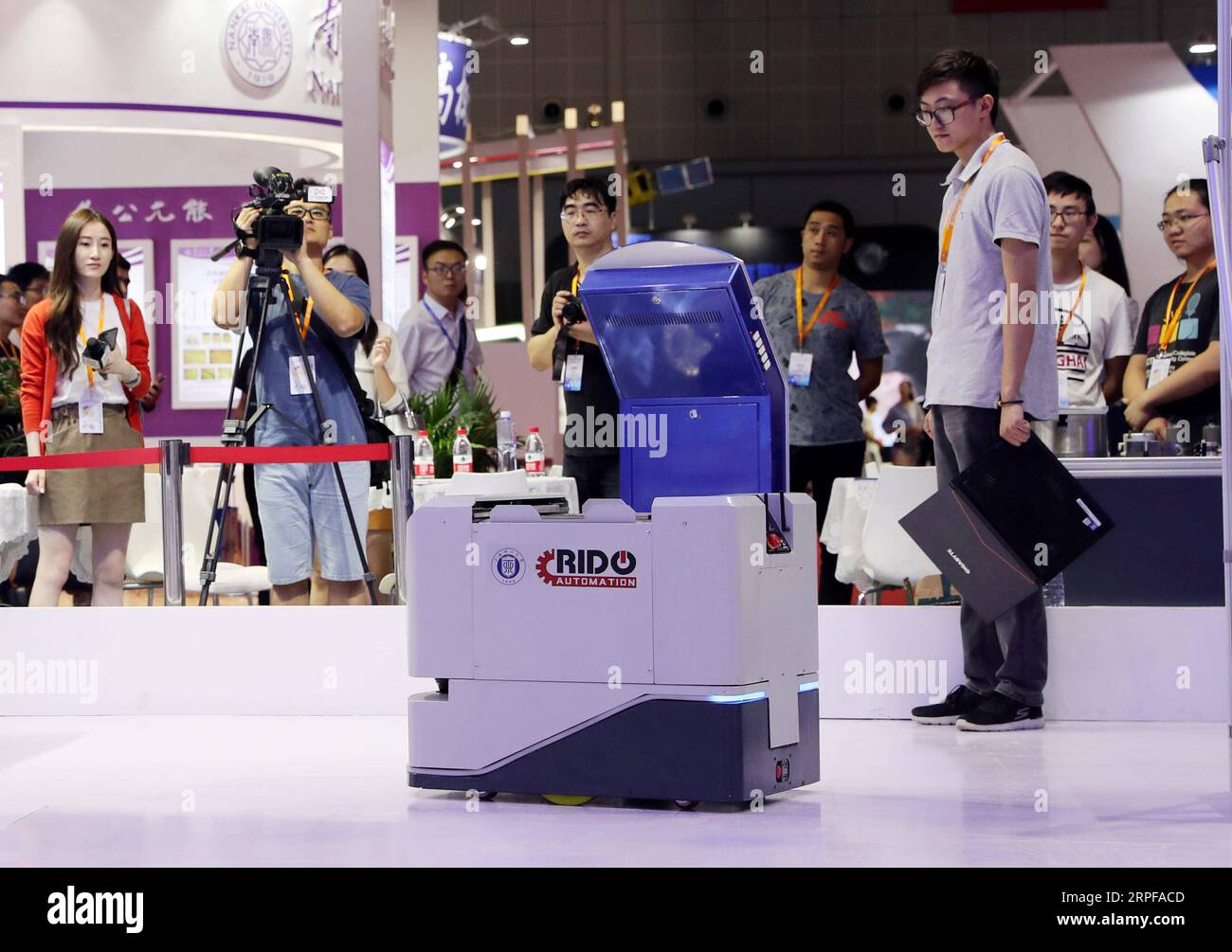 (190918) -- SHANGHAI, 18. September 2019 -- ein Aussteller der Universität Shanghai für Wissenschaft und Technologie demonstriert ein intelligentes Logistikfahrzeug auf der 21. China International Industry Fair (CIIF) im ostchinesischen Shanghai, 18. September 2019. Auf einer Gesamtfläche von 280.000 Quadratmetern hat die diesjährige CIIF mehr als 2.600 Aussteller mit 4.043 Ständen für Organisationen in Übersee angezogen. Die fünftägige Veranstaltung wird voraussichtlich mehr als 170.000 Besucher empfangen. ) (SCI-TECH)CHINA-SHANGHAI-CIIF-UNIVERSITY-SCIENTIFIC ACHIEVEMENT (CN) LIUXYING PUBLICATIONXNOTXINXCHN Stockfoto