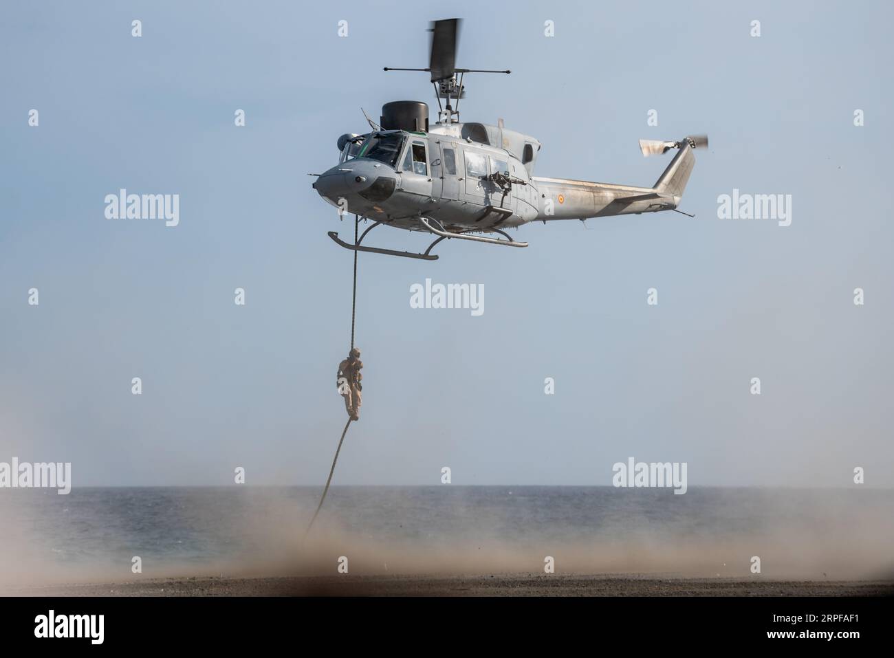 Soldaten der spanischen Marine, die mit einem Seil von einem Hubschrauber zum Strand in einer Ausstellung zum Tag der Streitkräfte in Motril absteigen. Stockfoto