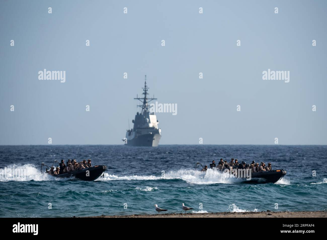 Ausschiffung in Schlauchbooten von einer Fregatte von Soldaten der spanischen Marine bei der Ausstellung zum Tag der Streitkräfte am Strand von Motril. Stockfoto