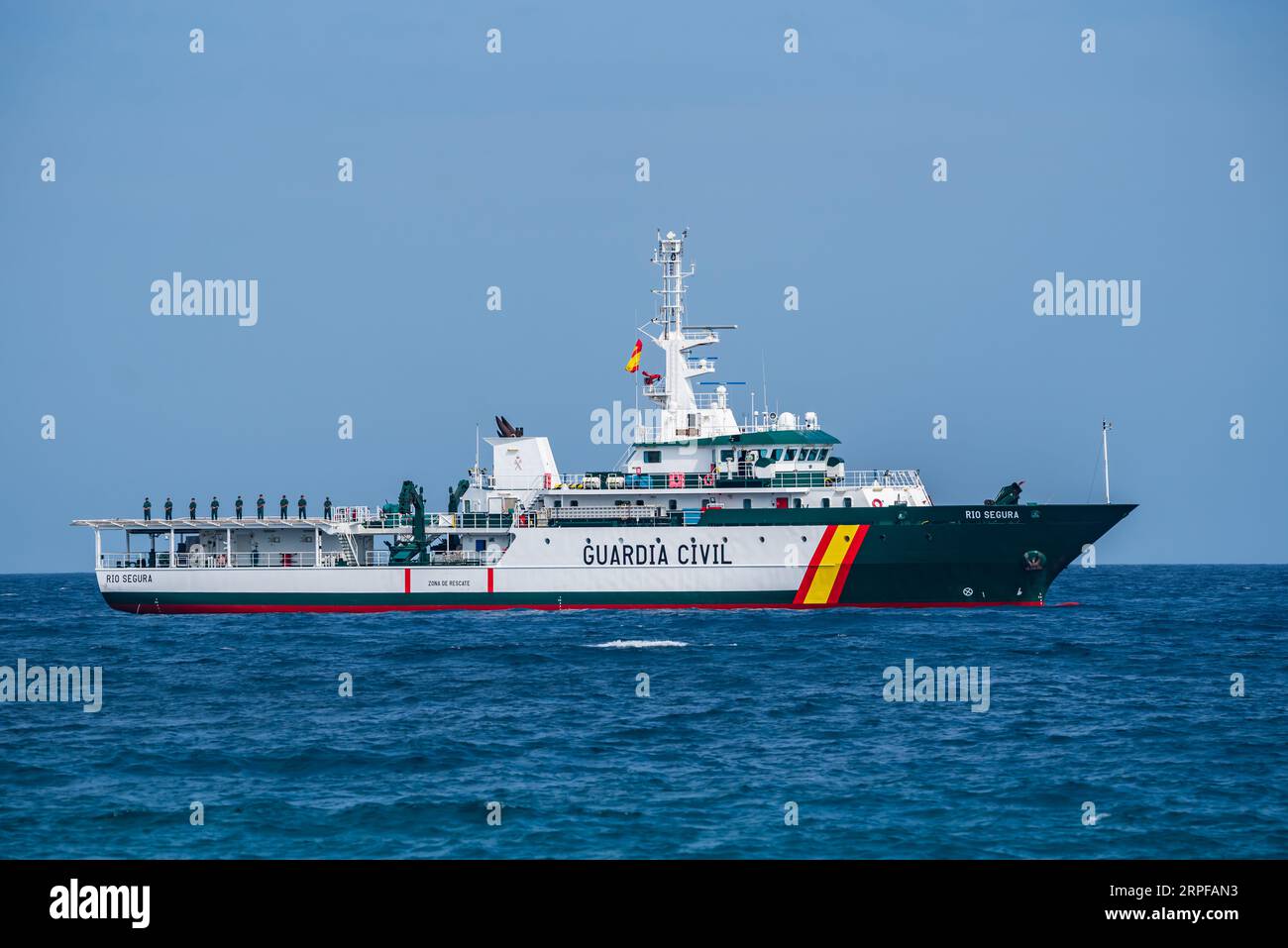 Patrouillenboot in großer Höhe der Guardia Civil von Rio Segura, das vor der Küste von Motril zum Tag der Streitkräfte pariert. Stockfoto