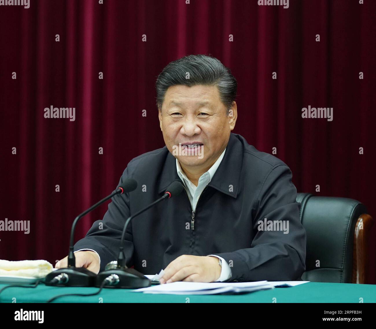 190919 -- ZHENGZHOU, 19. September 2019 -- der chinesische Präsident Xi Jinping, ebenfalls Generalsekretär des Zentralkomitees der Kommunistischen Partei Chinas und Vorsitzender der Zentralen Militärkommission, leitet und spricht ein Symposium über den ökologischen Schutz und die hochwertige Entwicklung des Gelben Flusses in Zhengzhou, der Hauptstadt der zentralchinesischen Provinz Henan, am 18. September 2019. CHINA-HENAN-XI JINPING-SYMPOSIUM-YELLOW RIVER PROTECTION AND DEVELOPMENT CN XIEXHUANCHI PUBLICATIONXNOTXINXCHN Stockfoto