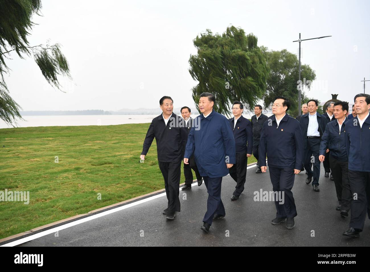 190919 -- ZHENGZHOU, 19. September 2019 -- der chinesische Präsident Xi Jinping, ebenfalls Generalsekretär des Zentralkomitees der Kommunistischen Partei Chinas und Vorsitzender der Zentralen Militärkommission, inspiziert am 17. September 2019 den ökologischen Schutz des Gelben Flusses in einem nationalen Geopark in Zhengzhou, der Hauptstadt der zentralchinesischen Provinz Henan. XI leitete und sprach am Mittwoch ein Symposium über den ökologischen Schutz und die hochwertige Entwicklung des Gelben Flusses in Zhengzhou. CHINA-HENAN-XI JINPING-SYMPOSIUM-YELLOW RIVER PROTECTION AND DEVELOPMENT CN XIEXHUANCHI PUBLICATIONXNOTXINXCHN Stockfoto