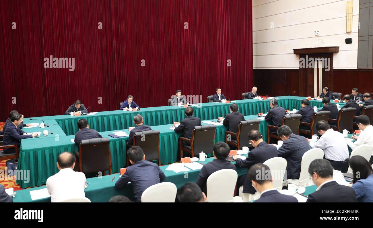 190919 -- ZHENGZHOU, 19. September 2019 -- der chinesische Präsident Xi Jinping, ebenfalls Generalsekretär des Zentralkomitees der Kommunistischen Partei Chinas und Vorsitzender der Zentralen Militärkommission, leitet und spricht ein Symposium über den ökologischen Schutz und die hochwertige Entwicklung des Gelben Flusses in Zhengzhou, der Hauptstadt der zentralchinesischen Provinz Henan, am 18. September 2019. CHINA-HENAN-XI JINPING-SYMPOSIUM-YELLOW RIVER PROTECTION AND DEVELOPMENT CN JUXPENG PUBLICATIONXNOTXINXCHN Stockfoto