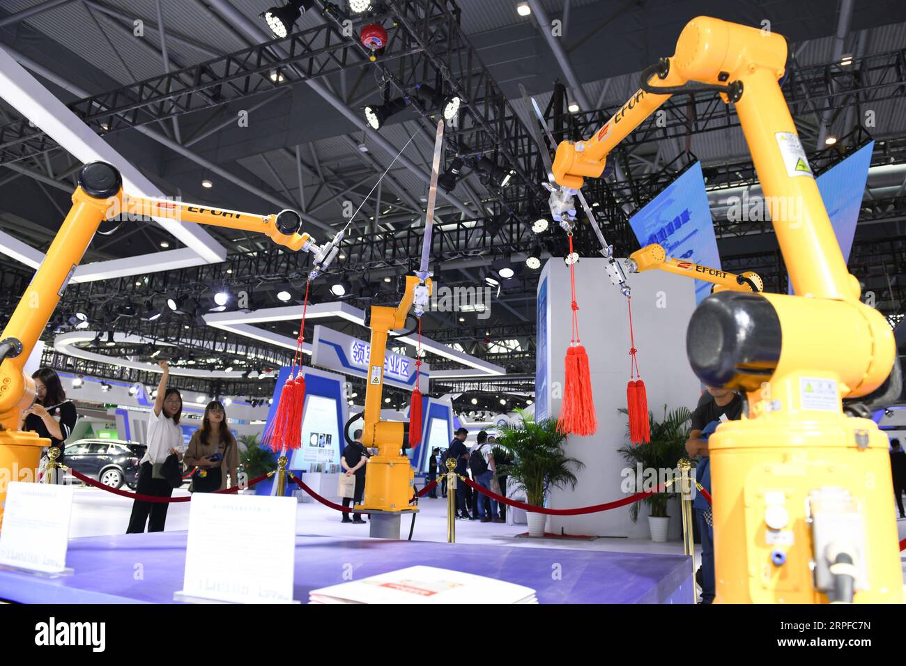 190920 -- HEFEI, 20. September 2019 -- Roboter führen Schwerttanz während der World Manufacturing Convention 2019 in Hefei, ostchinesische Provinz Anhui, 20. September 2019 auf. Die viertägige Veranstaltung unter dem Thema Innovation, Unternehmergeist und Kreativität: Die neue Ära der Fertigung wird von mehr als 4.000 Vertretern aus mehr als 60 Ländern und Regionen, einschließlich leitender Manager von Global Fortune 500-Unternehmen, organisiert, sagte das Organisationskomitee. CHINA-ANHUI-HEFEI-MANUFACTURING CONVENTION-OPENING CN ZHANGXDUAN PUBLICATIONXNOTXINXCHN Stockfoto