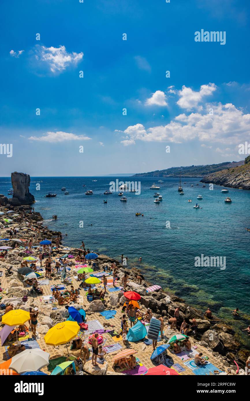 15. August 2023 - Santa Cesarea Terme, Salento, Apulien, Italien. Fantastische Bucht von Porto Miggiano. Voll von Touristen und Booten, im klaren, blauen und türkis Stockfoto