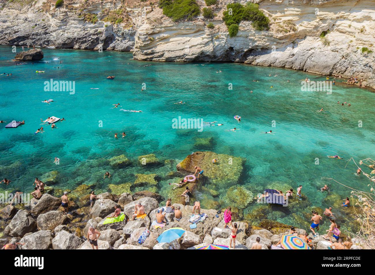 15. August 2023 - Santa Cesarea Terme, Salento, Apulien, Italien. Fantastische Bucht von Porto Miggiano. Voll von Touristen und Booten, im klaren, blauen und türkis Stockfoto