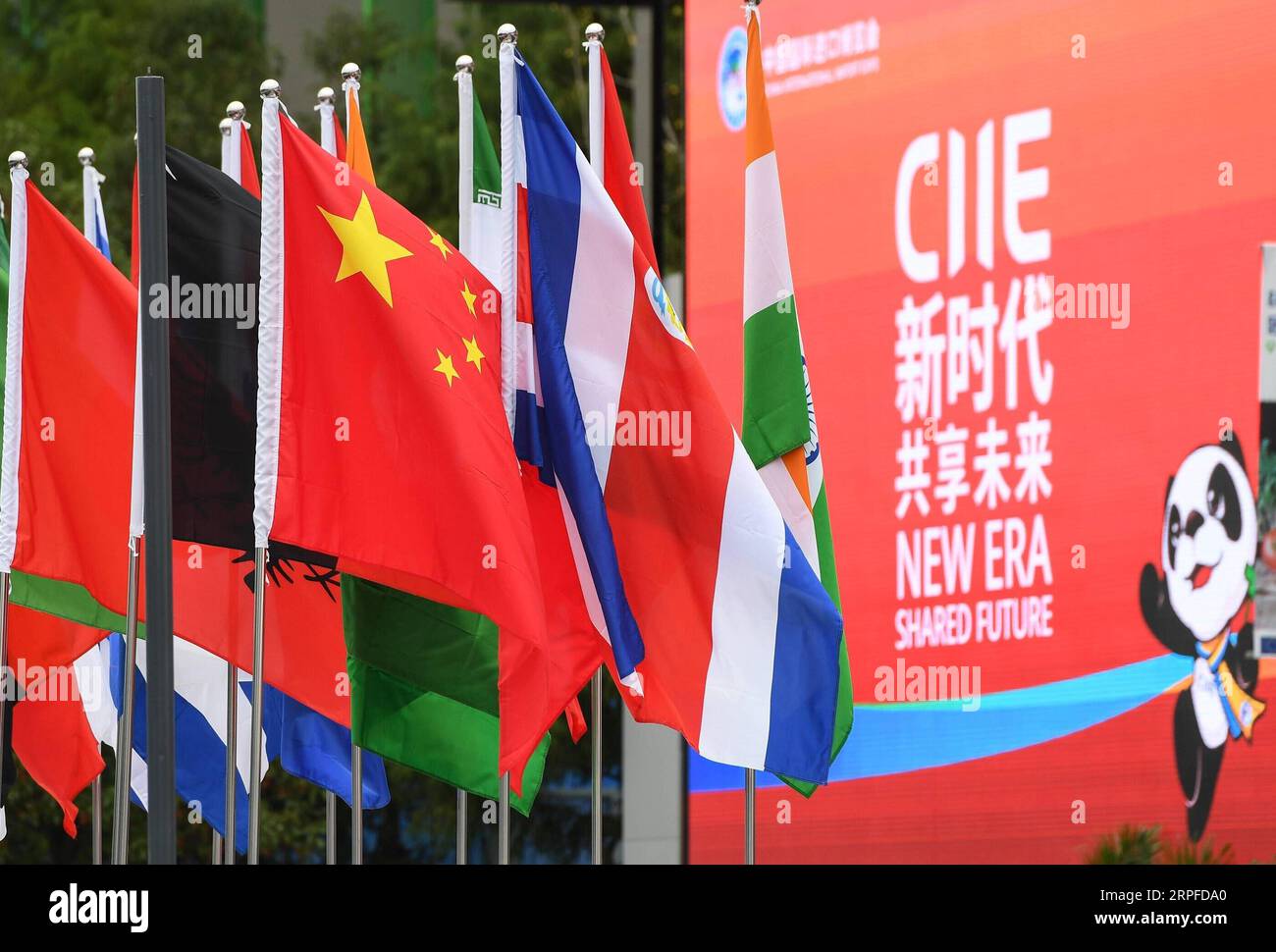 190921 -- PEKING, 21. Sept. 2019 -- Foto aufgenommen am 5. Nov. 2018 zeigt Flaggen auf dem Veranstaltungsort der ersten China International Import Expo CIIE in Shanghai, Ostchina. Xinhua Schlagzeilen: China, ASEAN verbindet Ernteernte mit gemeinsamer Vision LixHe PUBLICATIONxNOTxINxCHN Stockfoto