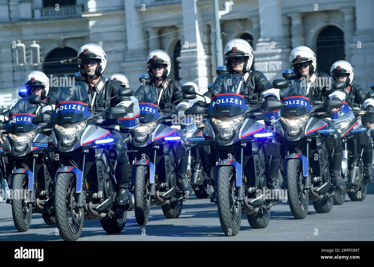 190921 -- WIEN, 21. September 2019 -- das Motorradpolizeiteam nimmt an der Parade zum Wiener Polizeitag am 21. September 2019 in Wien Teil. Am Samstag fand in Wien eine große Parade statt, um das 150-jährige Bestehen der Wiener Polizei zu feiern. OSTERREICH-WIEN-POLIZEIPARADE GuoxChen PUBLICATIONxNOTxINxCHN Stockfoto