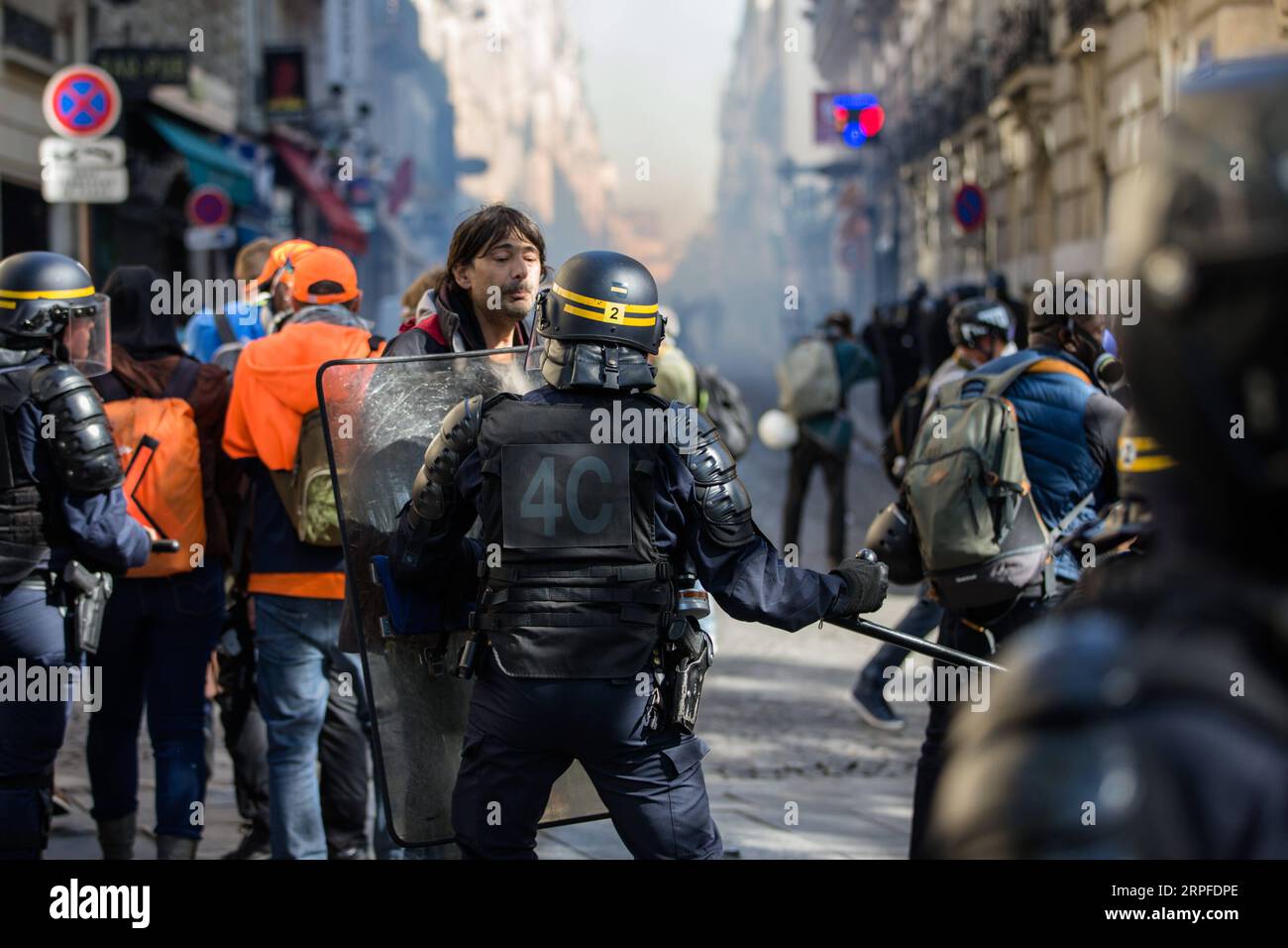 190921 -- PARIS, 21. September 2019 -- Ein Demonstrant trifft Polizeibeamte auf der Champs Elysees in Paris, Frankreich, 21. September 2019. Die französische Polizei hatte 137 Personen in Paris bis 16:00 Uhr Ortszeit 1400 GMT verhaftet, als die Gelben Westen-Proteste gegen die Finanzpolitik von Präsident Emmanuel Macron am Samstag erneut auf die Straßen trafen. In Paris wurden 7.500 Polizeibeamte eingeworfen und gepanzerte Fahrzeuge eingesetzt, um weitere Bedrohungen durch Unruhen zu bewältigen, die laut Regierung das 45. Aktionswochenende der sozialen Bewegung beeinträchtigen könnten. Foto von Aurelien Morissard/Xinhua FRANCE-PARIS-PROTEST-POLICE- YELL Stockfoto