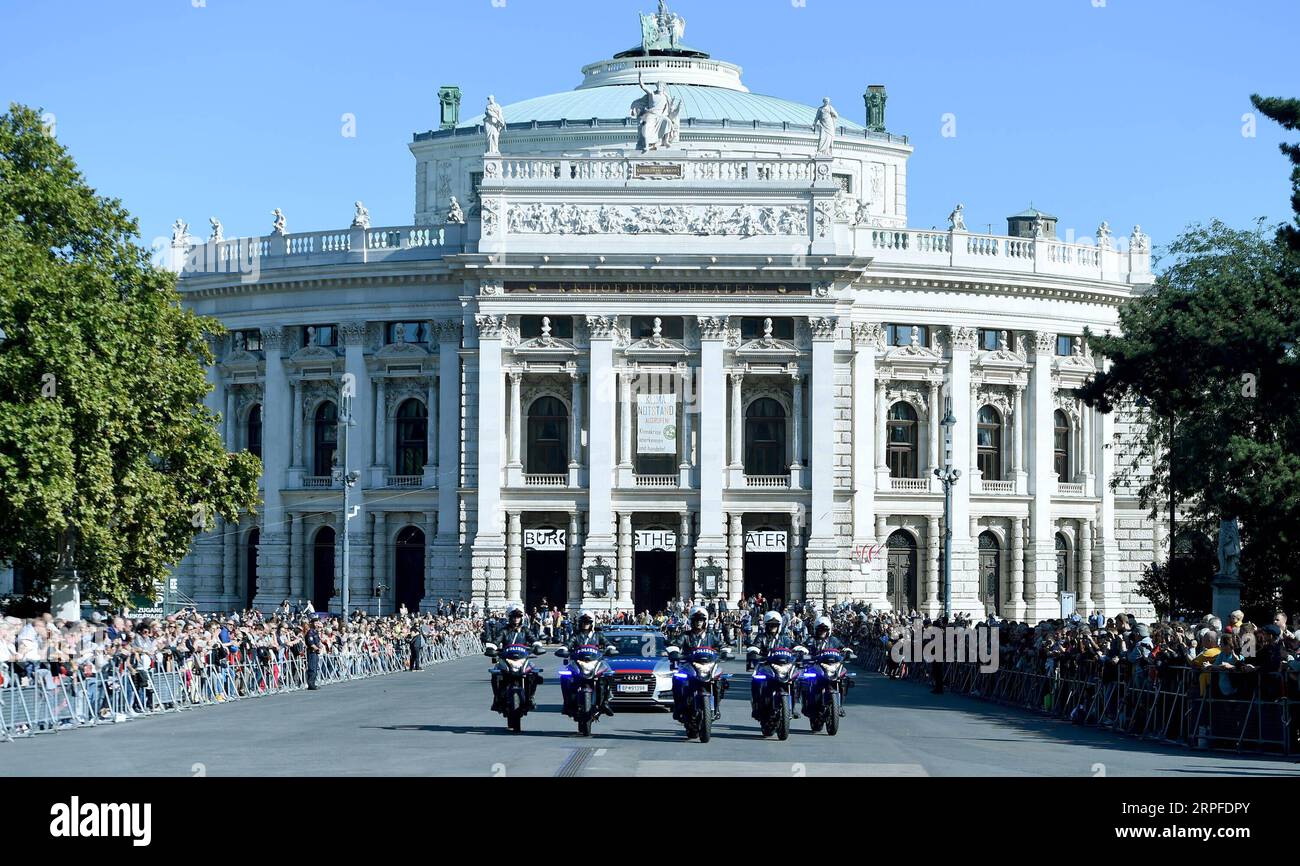 190921 -- WIEN, 21. September 2019 -- das Motorradpolizeiteam nimmt an der Parade zum Wiener Polizeitag am 21. September 2019 in Wien Teil. Am Samstag fand in Wien eine große Parade statt, um das 150-jährige Bestehen der Wiener Polizei zu feiern. OSTERREICH-WIEN-POLIZEIPARADE GuoxChen PUBLICATIONxNOTxINxCHN Stockfoto