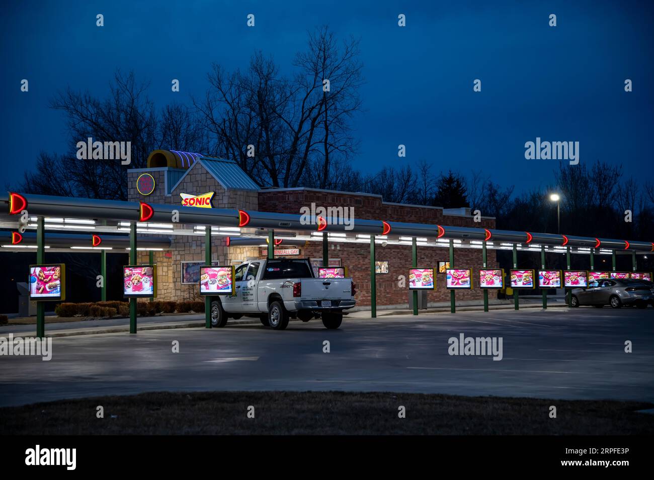 Lansing, Kansas. Sonic Fast-Food-Drive-in in der Nacht. Stockfoto