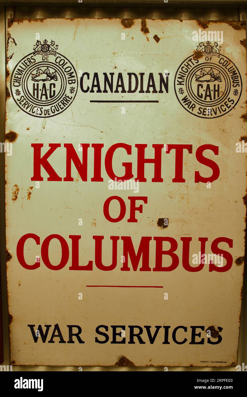 Cobbaton, Devon, Großbritannien - 1. August 2023: Ein Werbeschild aus Vintage-Metall für die Ritter von Columbus die Gesellschaft bot häuslichen Komfort. Stockfoto