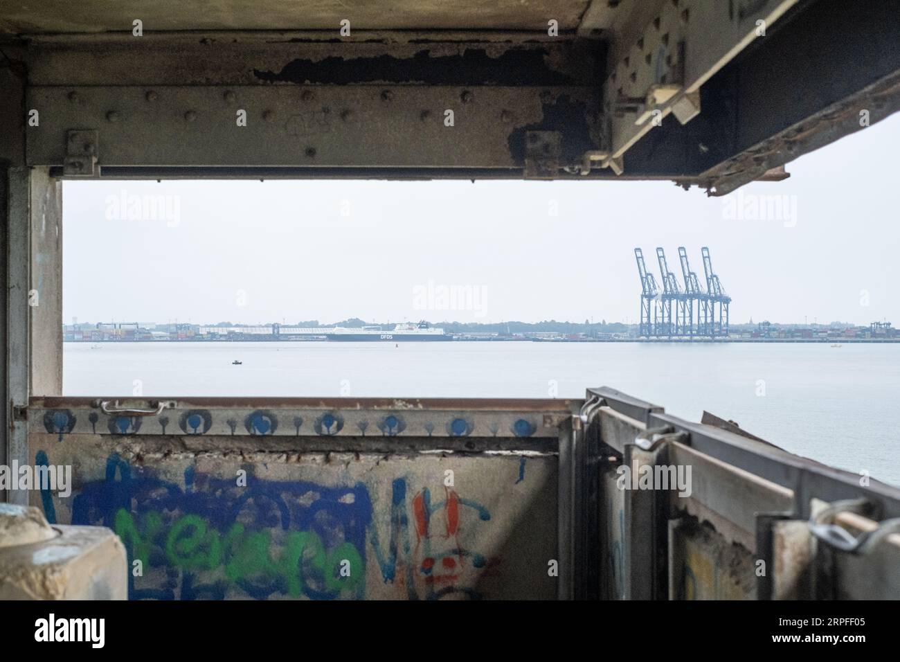 Blick auf Kraniche im Hafen von Felixstowe vom Battery Observation Post, auch bekannt als „The Doll's House“, Beacon Hill Fort, Harwich, Essex, Großbritannien Stockfoto