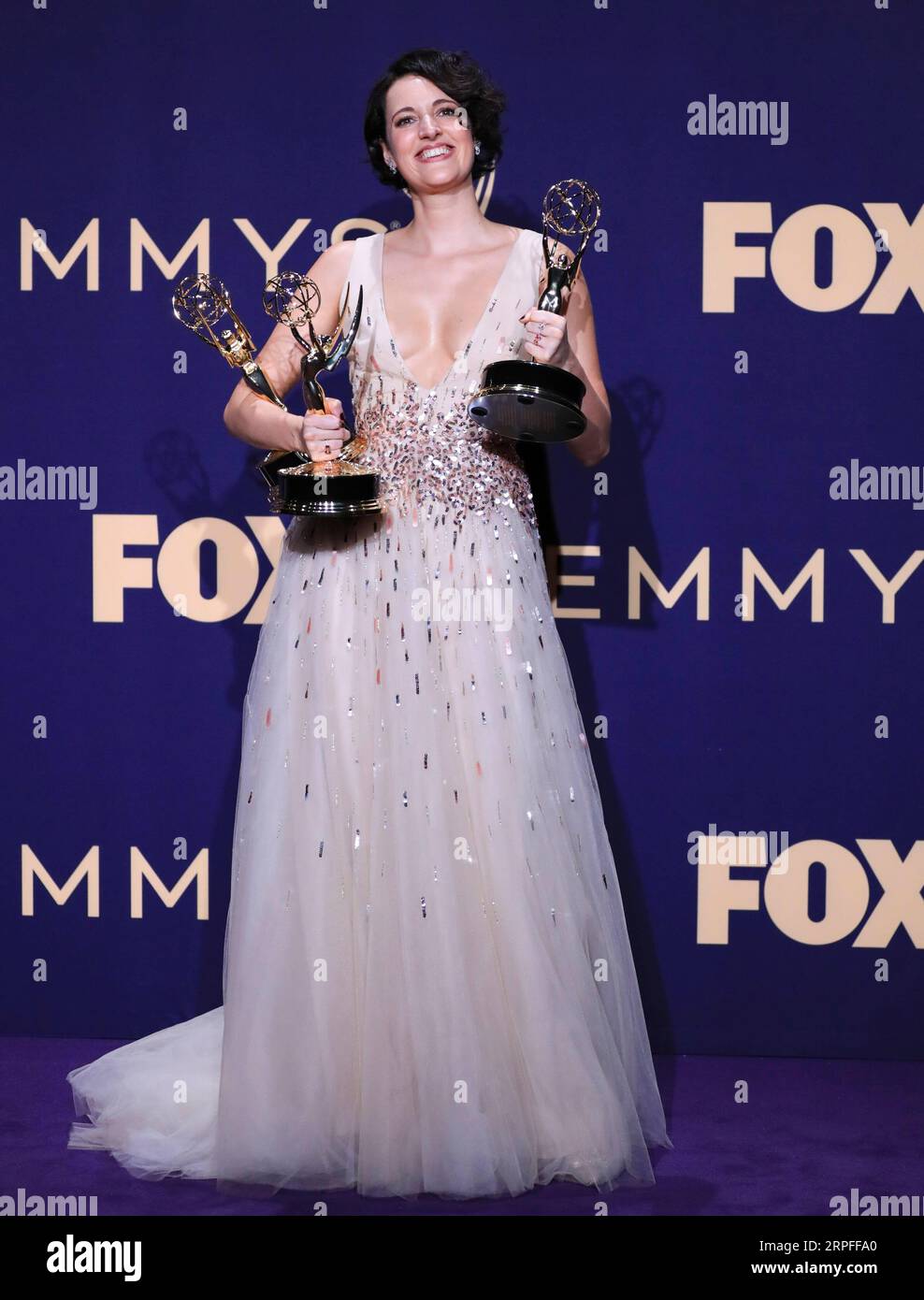 190923 -- LOS ANGELES, 23. September 2019 -- Schauspielerin Phoebe Waller-Bridge posiert mit den Auszeichnungen für herausragende Hauptdarstellerin in einer Comedy-Serie, herausragende Comedy-Serie und herausragendes Schreiben für eine Comedy-Serie für Fleabag während der 71. Primetime Emmy Awards in Los Angeles, USA, 22. September 2019. U.S.-LOS ANGELES-EMMY ZEICHNET LixYing PUBLICATIONxNOTxINxCHN AUS Stockfoto