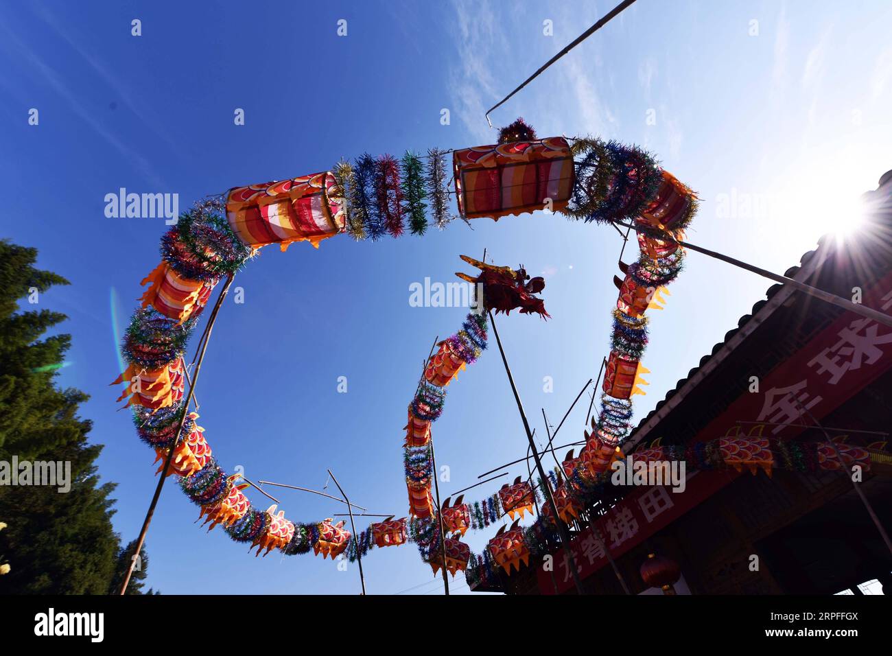 190923 -- GUILIN, 23. September 2019 -- Dorfbewohner führen Drachentanz während einer Aktivität auf, um das chinesische Bauernerntfest in Longsheng, dem multinationalen autonomen County, in der südchinesischen autonomen Region Guangxi Zhuang, am 23. September 2019 zu feiern. Die Bauern im ganzen Land feiern das chinesische Bauernerntefest, das in diesem Jahr auf die Herbsttagnachtgleiche oder den 23. September fällt. Foto von /Xinhua CHINA-HARVEST FESTIVAL-CELEBRATION CN WuxShengbin PUBLICATIONxNOTxINxCHN Stockfoto