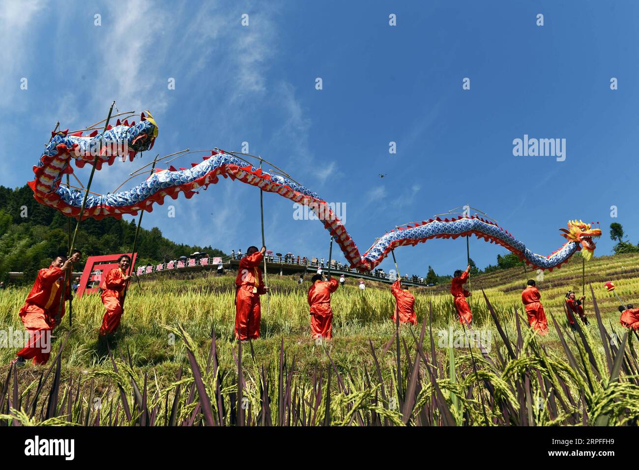 190923 -- GUILIN, 23. September 2019 -- Dorfbewohner führen Drachentanz während einer Aktivität auf, um das chinesische Bauernerntfest in Longsheng, dem multinationalen autonomen County, in der südchinesischen autonomen Region Guangxi Zhuang, am 23. September 2019 zu feiern. Die Bauern im ganzen Land feiern das chinesische Bauernerntefest, das in diesem Jahr auf die Herbsttagnachtgleiche oder den 23. September fällt. Foto von /Xinhua CHINA-HARVEST FESTIVAL-CELEBRATION CN WuxShengbin PUBLICATIONxNOTxINxCHN Stockfoto