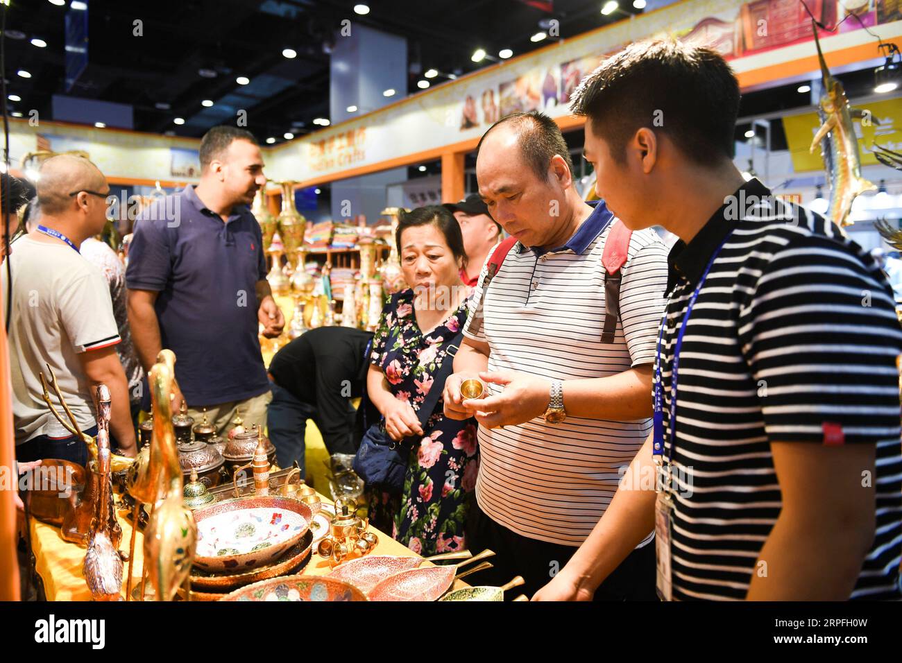 190924 -- NANNING, 24. September 2019 -- Besucher wählen ausländisches Kunsthandwerk während der öffentlichen Open-Day-Veranstaltung auf der 16. China-ASEAN Expo in Nanning, Hauptstadt der südchinesischen autonomen Region Guangxi Zhuang, 24. September 2019. Die öffentliche Open Day-Veranstaltung der expo begann hier am Dienstag. CHINA-GUANGXI-NANNING-ASEAN-EXPO-PUBLIC OPEN DAY CN CAOXYIMING PUBLICATIONXNOTXINXCHN Stockfoto