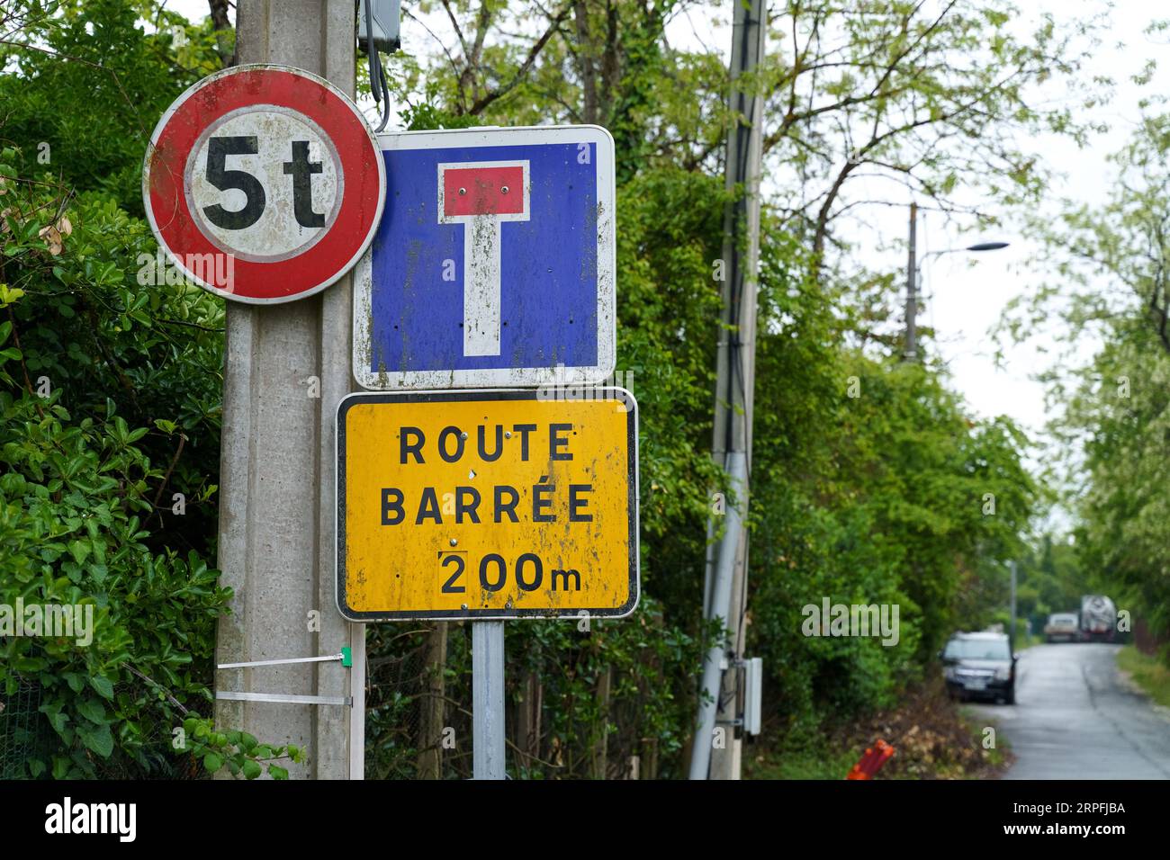 Es gibt Straßenschilder in der Nähe der Straße - eine Sackgasse nach 200 Metern, eine Beschränkung der Bewegung von Fahrzeugen mit einem Gewicht von mehr als 5 Tonnen. Stockfoto