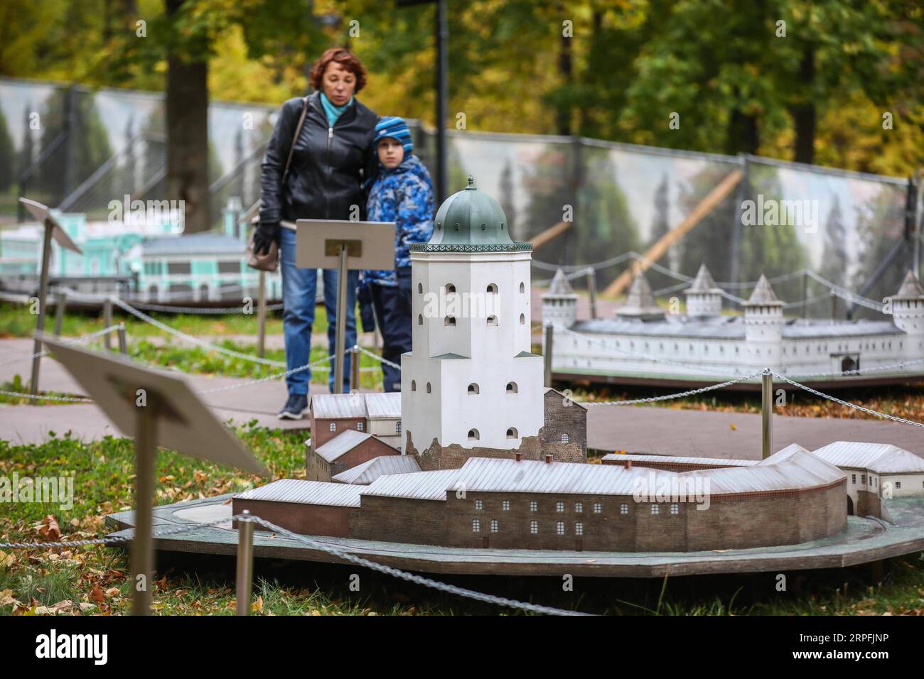 190925 -- MOSKAU, 25. September 2019 Xinhua -- Besucher sehen ein Modell der Burg Wyborg auf der Ausstellung Russia in Miniatures in Moskau, Russland, am 25. September 2019. Mehr als 80 Modelle berühmter russischer Sehenswürdigkeiten sind auf der Ausstellung Russia in Miniatures in Moskau zu sehen, die bis Oktober dieses Jahres stattfinden wird. Foto von Maxim Chernavsky/Xinhua RUSSIA-MOSCOW-EXHIBITION-MINIATURES PUBLICATIONxNOTxINxCHN Stockfoto