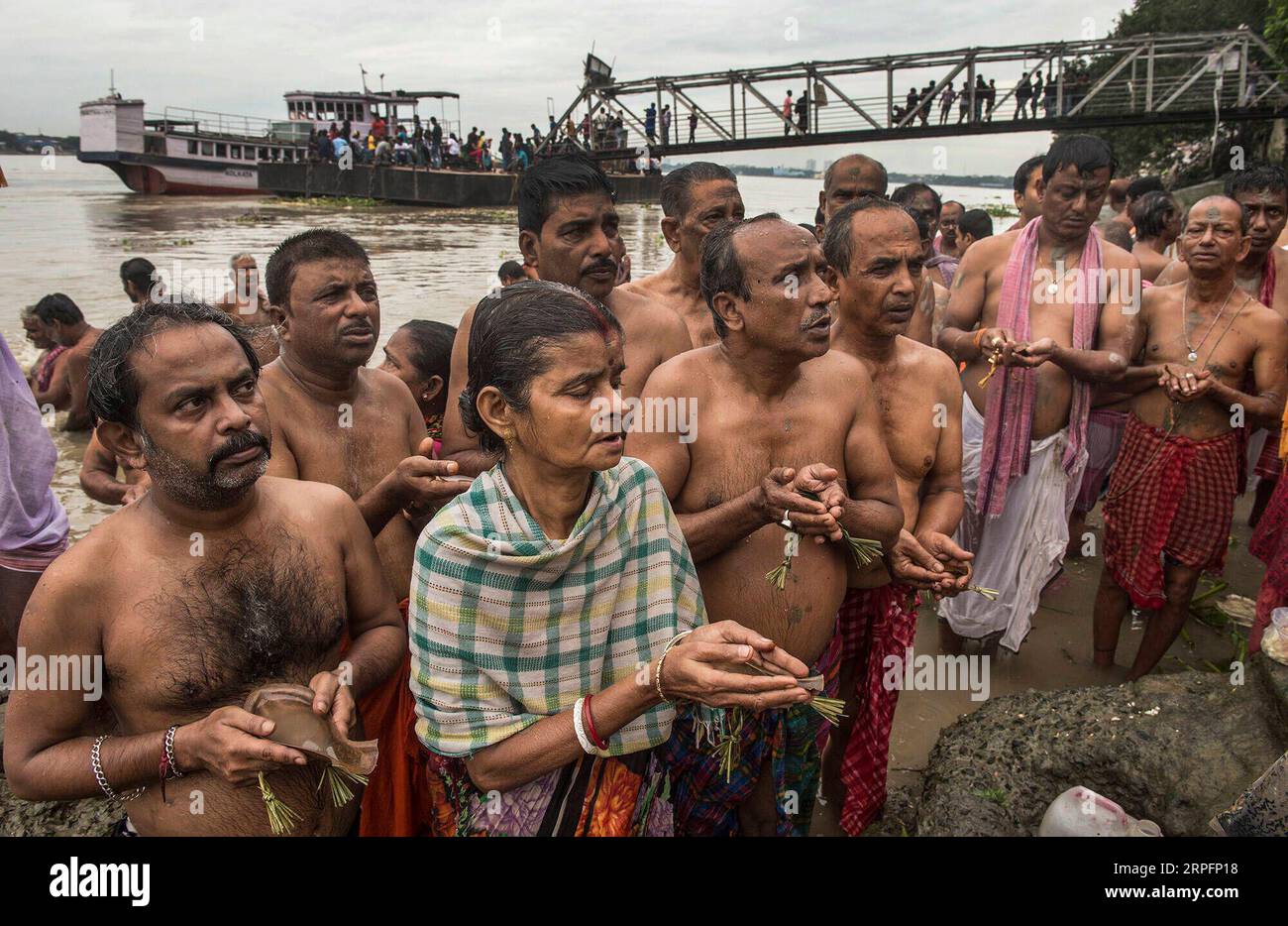 190928 -- KOLKATA, 28. September 2019 -- Hindu-Anhänger nehmen an den Tarpan-Ritualen Teil, um ihren Vorfahren am heiligen Tag von Mahalaya am Ufer des Ganges in Kalkutta, Indien, am 28. September 2019 Gehorsam zu erweisen. Foto von Tumpa Mondal/Xinhua INDIA-KOLKATA-MAHALAYA-RITUALS ZhangxNaijie PUBLICATIONxNOTxINxCHN Stockfoto