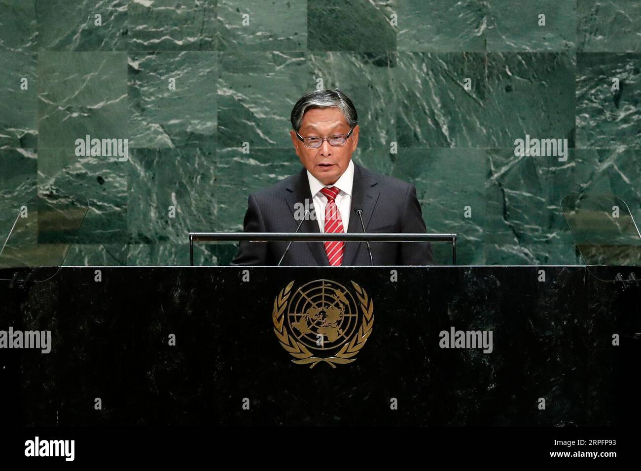 190928 -- VEREINTE NATIONEN, 28. September 2019 -- UKyaw Tint Swe, Myanmars Minister für das Büro des Staatsrats, spricht am 28. September 2019 im UN-Hauptquartier in New York an der Generaldebatte der 74. Tagung der UN-Generalversammlung. ALLGEMEINE AUSSPRACHE DER GENERALVERSAMMLUNG DER Vereinten Nationen LixMuzi PUBLICATIONxNOTxINxCHN Stockfoto