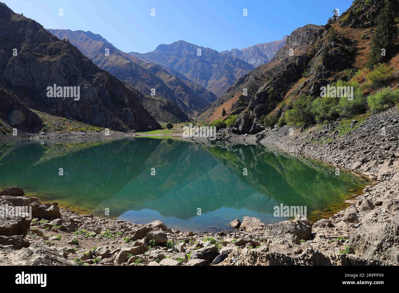 190929 -- TASCHKENT, 29. September 2019 Xinhua -- Foto aufgenommen am 17. September 2019 zeigt einen Blick auf den Urungachsee im Ugam-Chatkal Nationalpark, etwa 160 km von der Stadt Taschkent, Usbekistan entfernt. Foto: Zafar Khalilov/Xinhua USBEKISTAN-TASCHKENT-URUNGACH LAKE PUBLICATIONxNOTxINxCHN Stockfoto