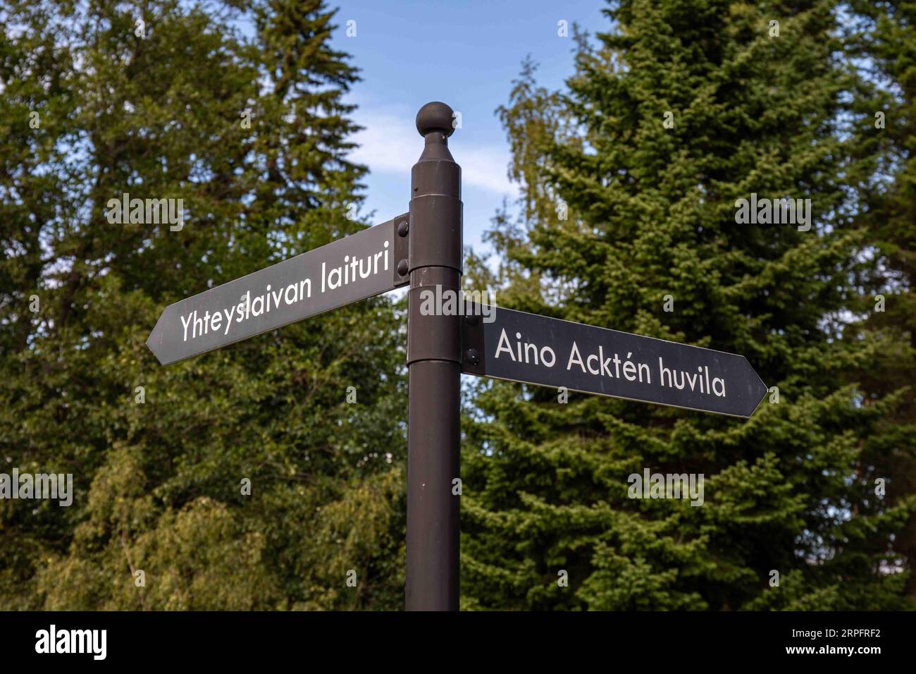 Wegweiser zur Aino Acktén Villa in Tullisaarenpuisto, Helsinki, Finnland Stockfoto